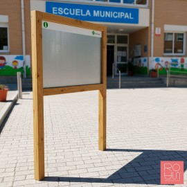 Panell d'anunci lliure amb estructura de fusta model EIN